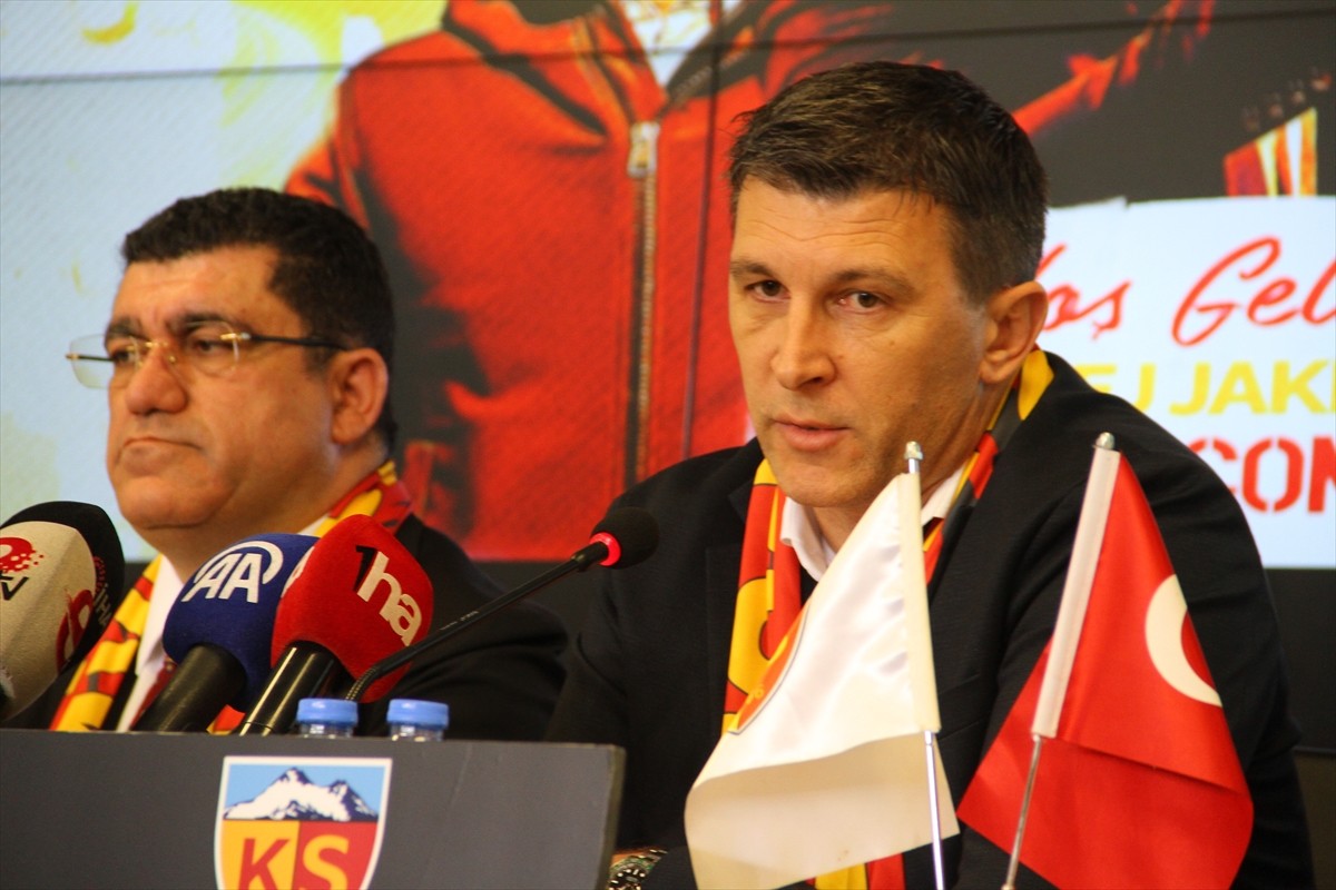Trendyol Süper Lig ekiplerinden Bellona Kayserispor'da teknik direktörlük görevine getirilen...