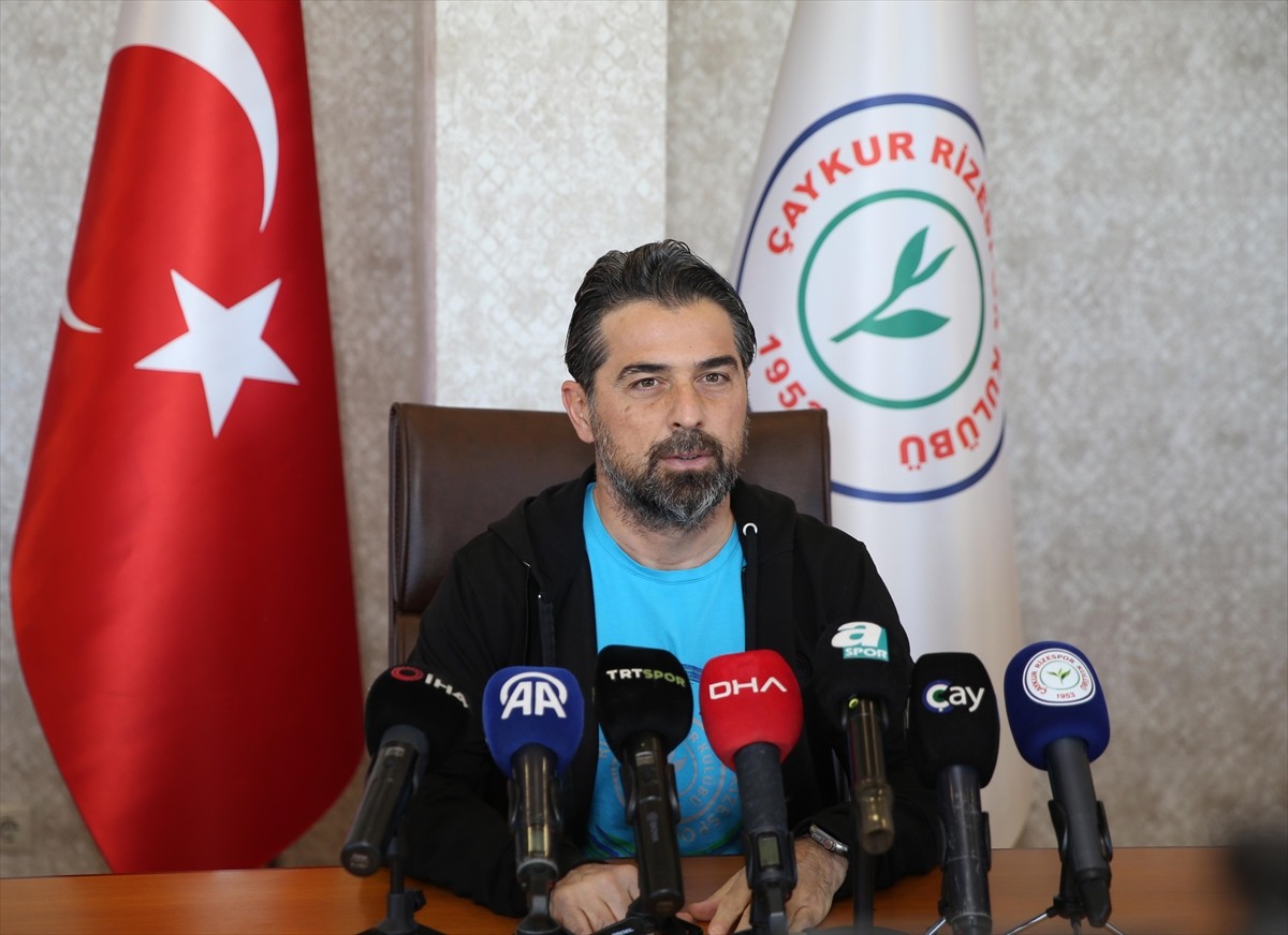 Trendyol Süper Lig ekiplerinden Çaykur Rizespor'un teknik direktörü İlhan Palut, Mehmet Cengiz...