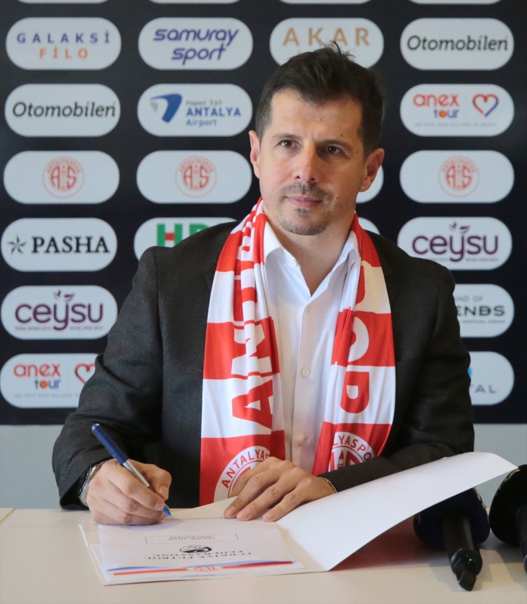 Trendyol Süper Lig ekiplerinden Onvo Antalyaspor ile 1,5 yıllığına anlaşan Emre Belözoğlu (solda)...