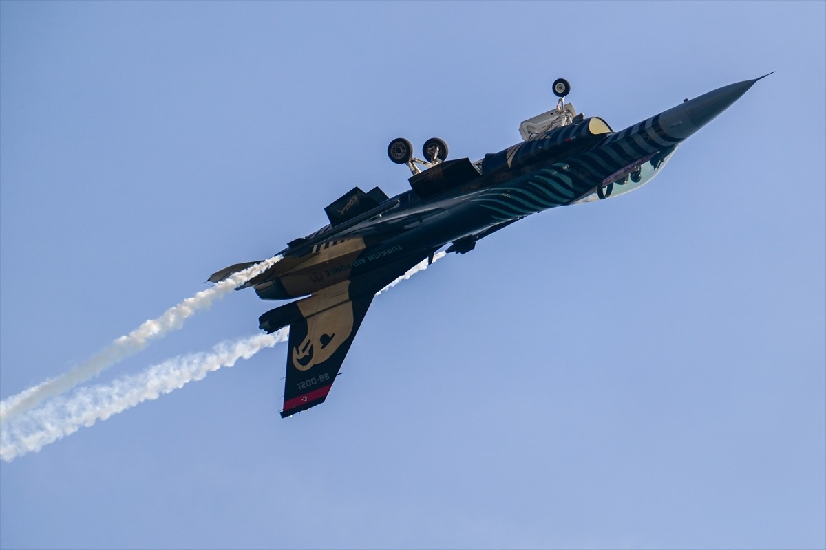 Türk Hava Kuvvetlerinin akrobasi timi SOLOTÜRK, Antalya'da deniz üstü eğitim uçuşlarıyla...