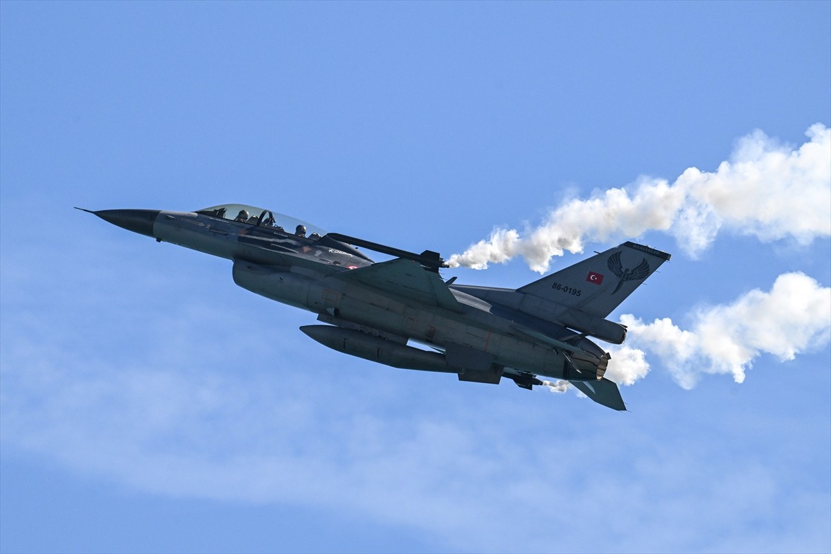 Türk Hava Kuvvetlerinin akrobasi timi SOLOTÜRK, Antalya'da, deniz üstü eğitimleri kapsamında...