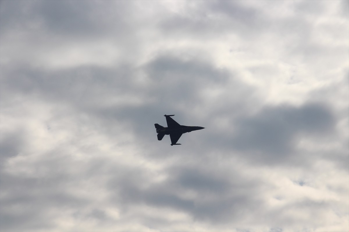 Türk Hava Kuvvetlerinin akrobasi timi SOLOTÜRK, Antalya'daki eğitim uçuşunu sürdürüyor.