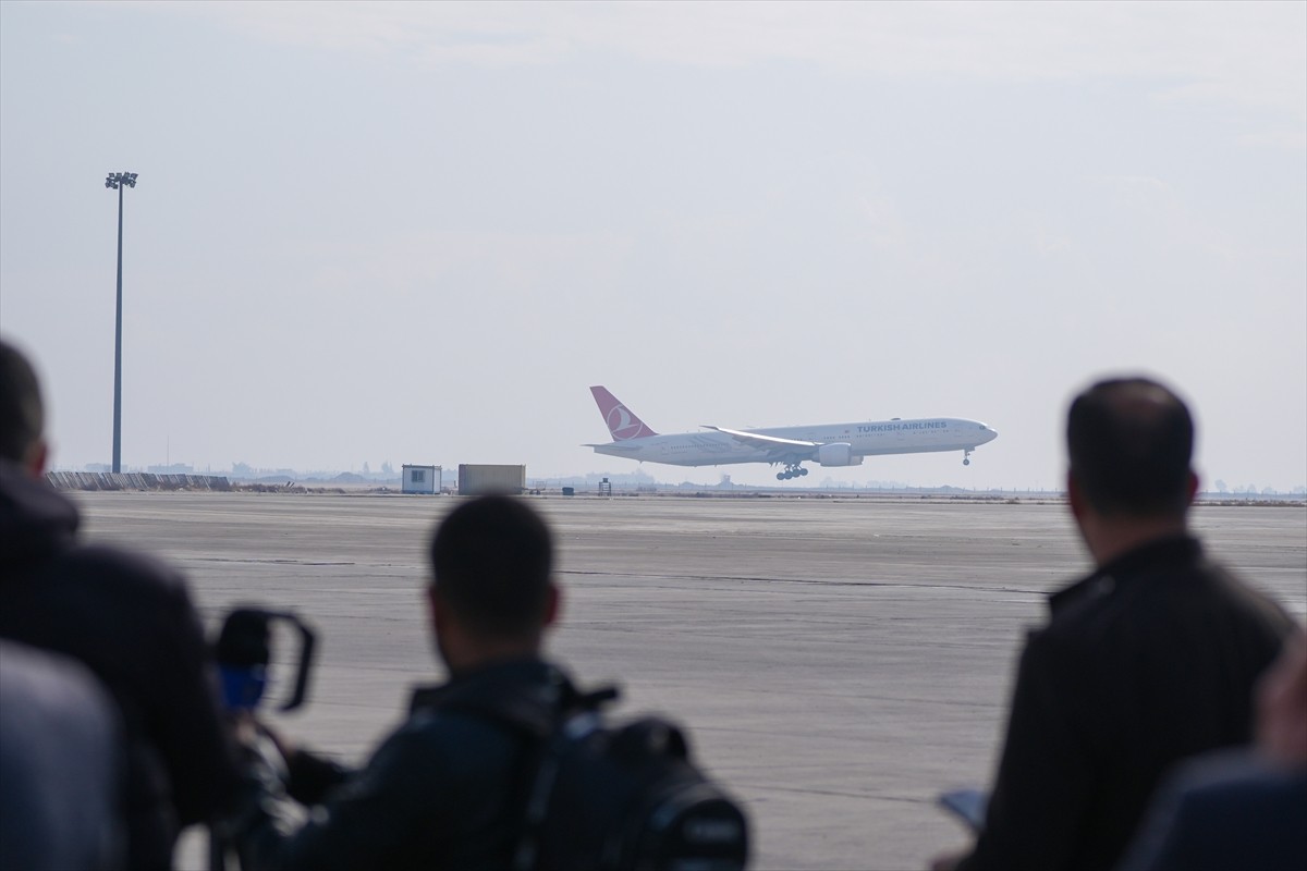 Türk Hava Yollarının (THY) 12 yıl sonra Suriye'ye ilk seferini gerçekleştiren uçağı, Şam...