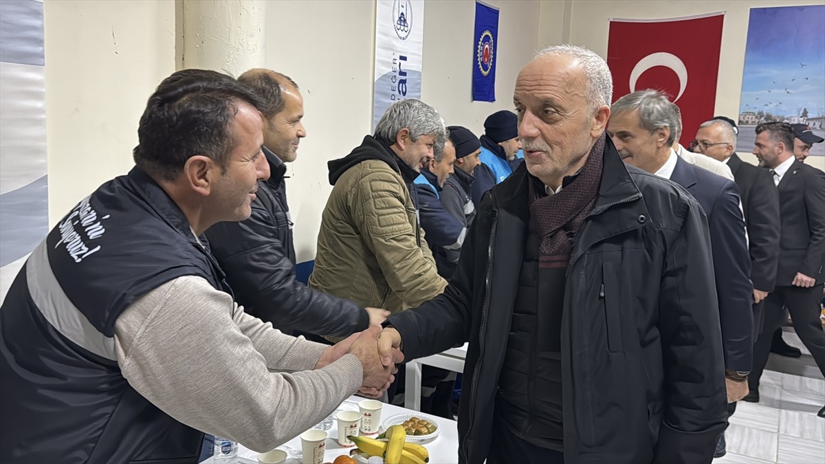 TÜRK-İŞ Genel Başkanı Ergün Atalay, yeni yıla Sakarya'da temizlik işçileriyle girdi. Adapazarı...