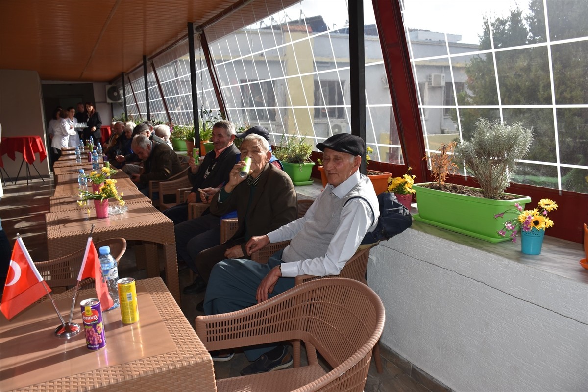 Türk İşbirliği ve Koordinasyon Ajansı Başkanlığı (TİKA), Arnavutluk'un Fier ilinde bulunan yaşlı...