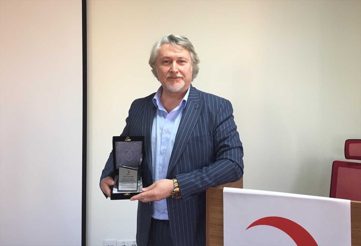 Türk Kızılaya yaptığı kan bağışları dolayısıyla bronz, gümüş ve altın madalya ile ödüllendirilen...