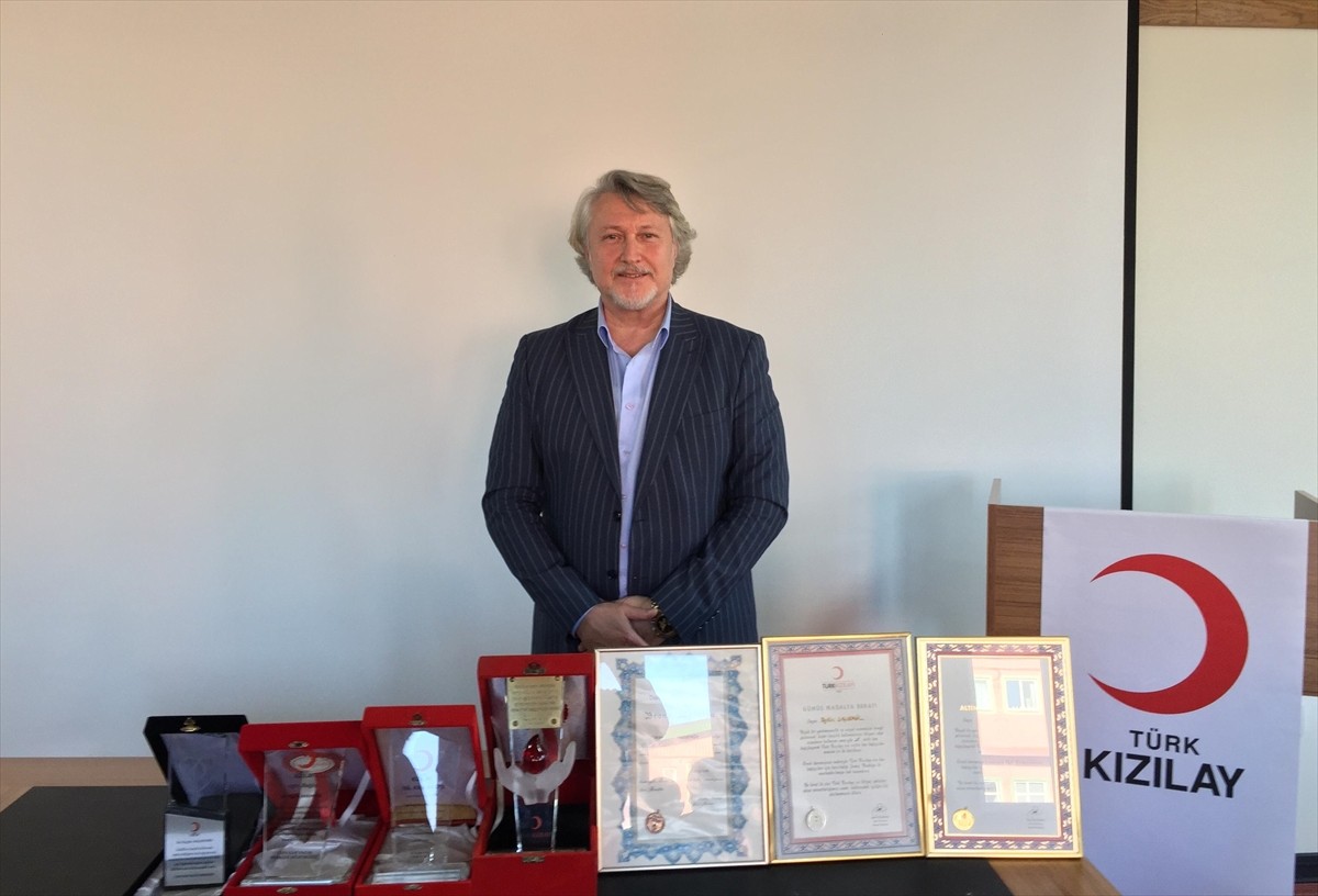 Türk Kızılaya yaptığı kan bağışları dolayısıyla bronz, gümüş ve altın madalya ile ödüllendirilen...