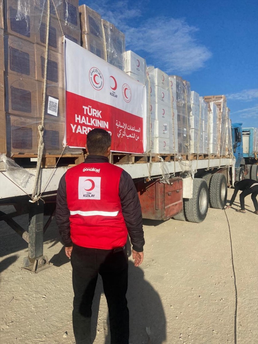 Türk Kızılayına ait insani yardım malzemelerini taşıyan tırların, İsrail ile Hamas arasındaki...