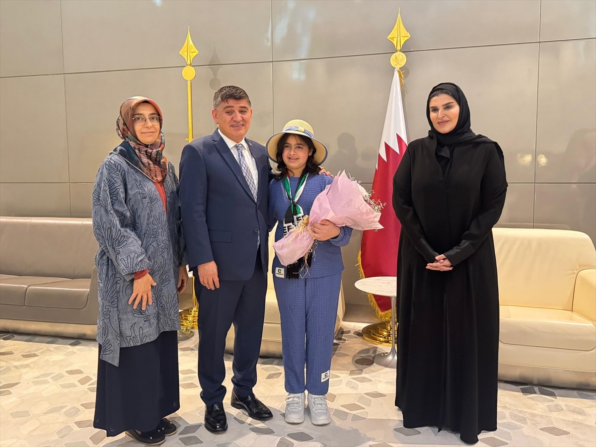 Türkiye'nin Doha Büyükelçiliğinin girişimi ve Katar makamlarının işbirliğiyle Gazzeli kız çocuğu...