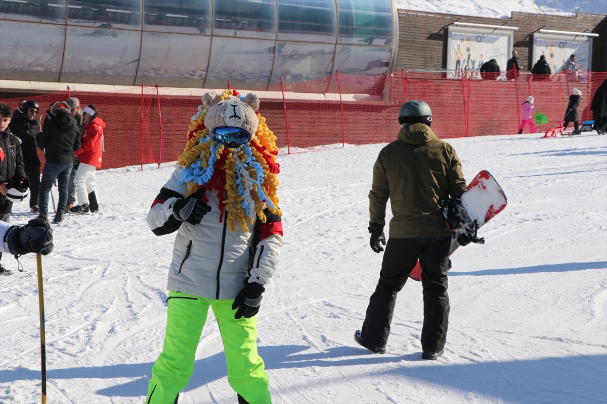 Türkiye'nin en çok tercih edilen kış turizm rotalarından Palandöken Kayak Merkezi'nde, yerli ve...