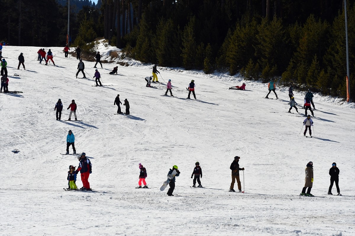 Türkiye'nin en gözde kış turizm merkezlerinden Sarıkamış Kayak Merkezi'nde hafta sonu ve sömestir...