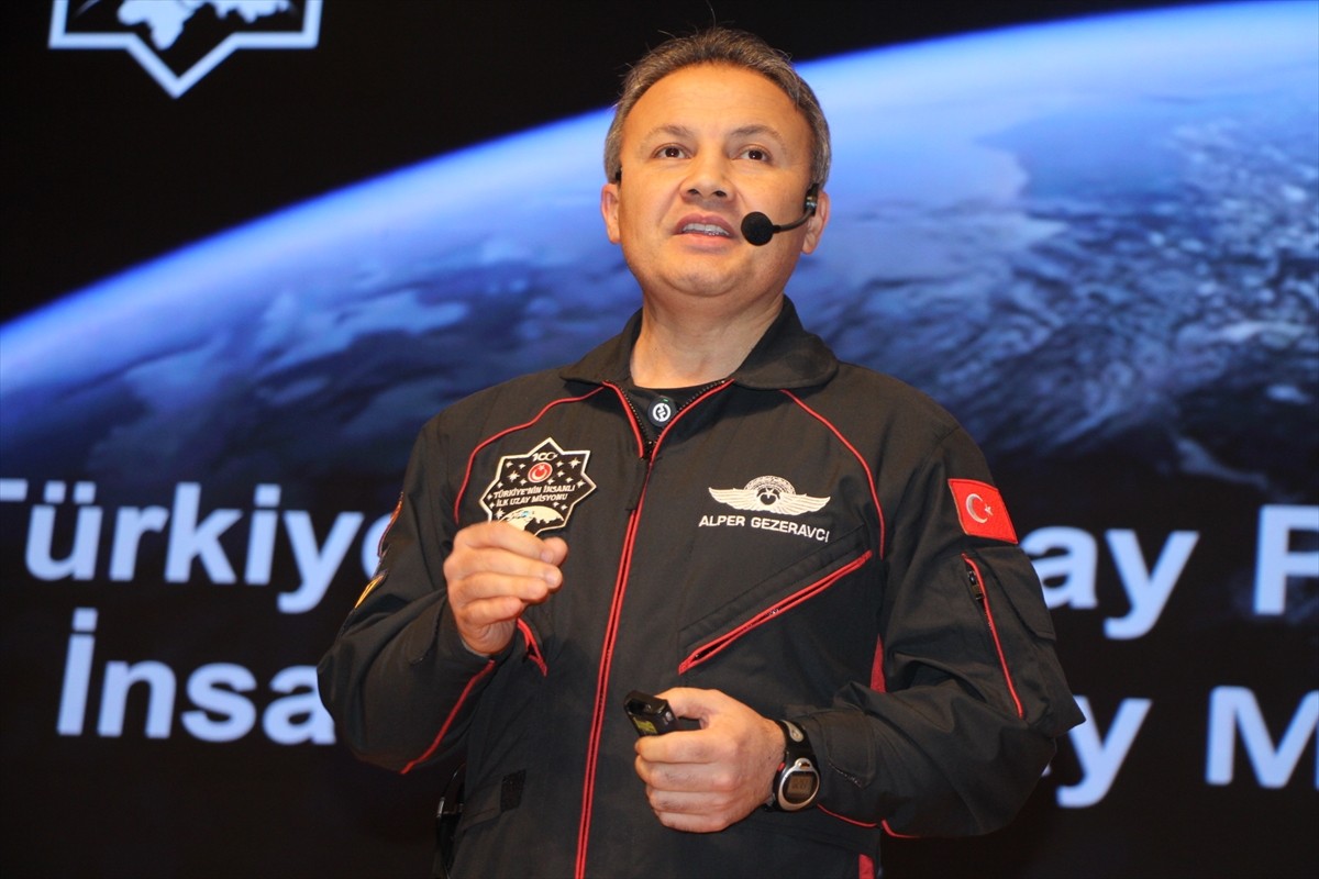 Türkiye'nin ilk astronotu Alper Gezeravcı, Kocaeli Üniversitesi'nde (KOÜ) gerçekleştirilen...