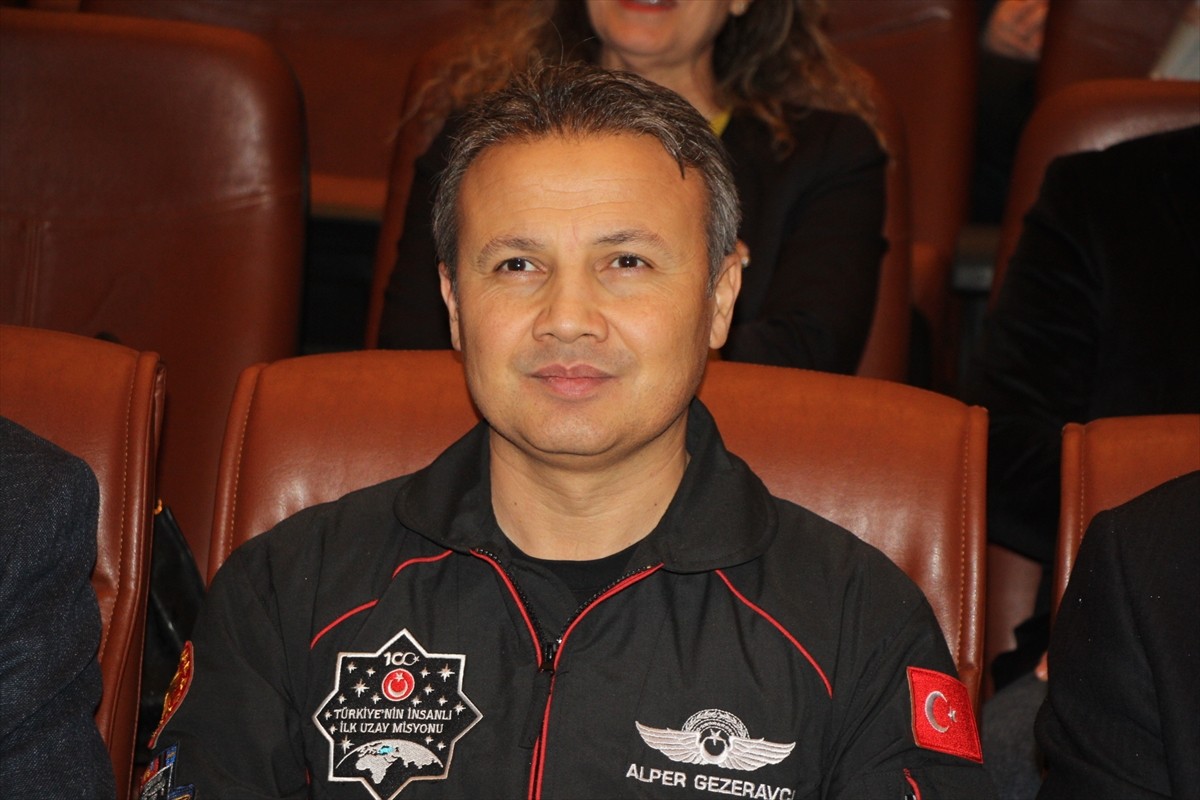 Türkiye'nin ilk astronotu Alper Gezeravcı, Kocaeli Üniversitesi'nde (KOÜ) gerçekleştirilen...