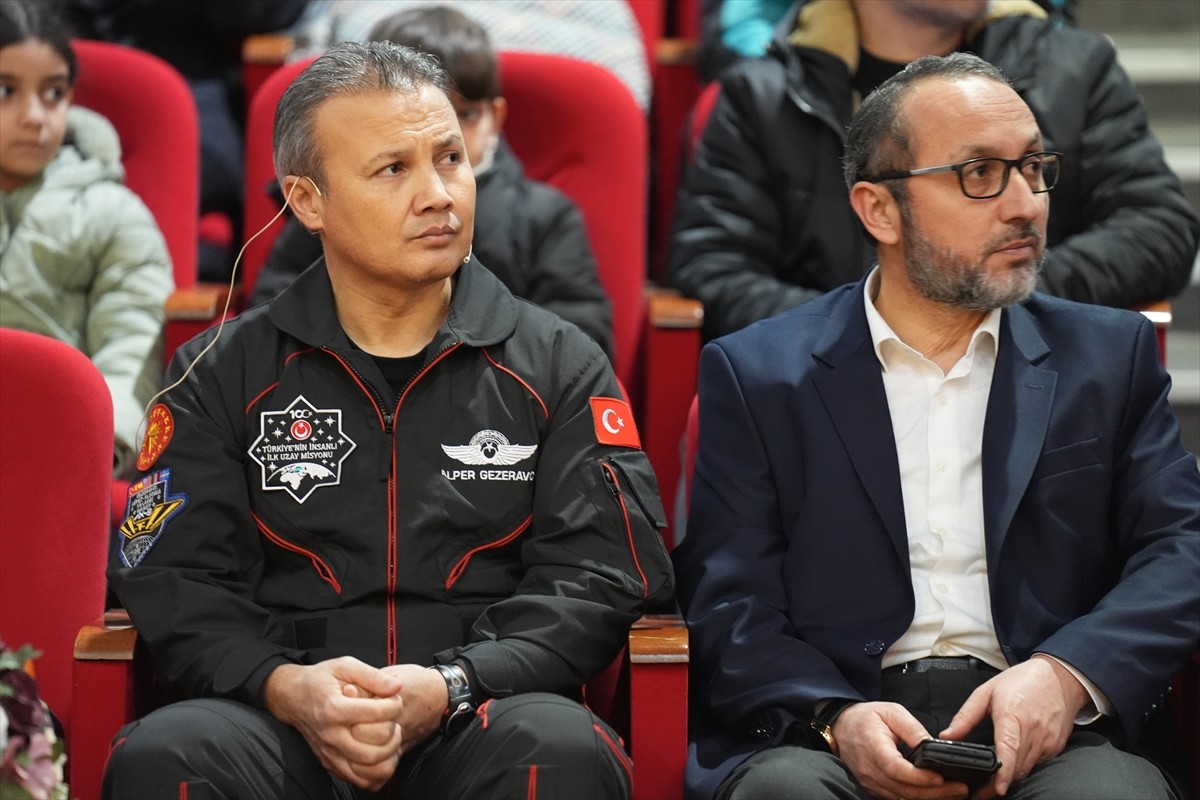 Türkiye'nin ilk astronotu Alper Gezeravcı (solda), Düzce Fen ve Teknoloji Hafız Anadolu İmam Hatip...