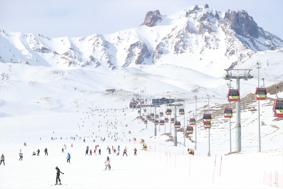 Türkiye'nin önemli kayak merkezlerinden Erciyes Kış Sporları ve Turizm Merkezi'ne gelen yerli ve...