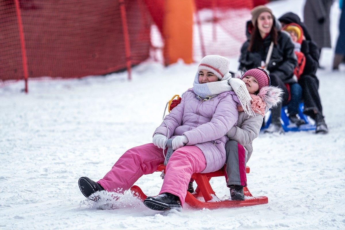  Türkiye'nin önemli kış turizm merkezlerinden Erzurum'daki Palandöken Kayak Merkezi'nde, sömestir...