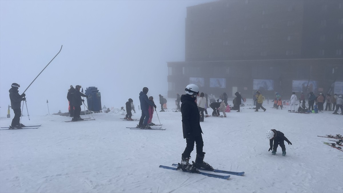 Türkiye'nin önemli kış turizm merkezlerinden Kartalkaya Kayak Merkezi'ni tercih eden yerli ve...