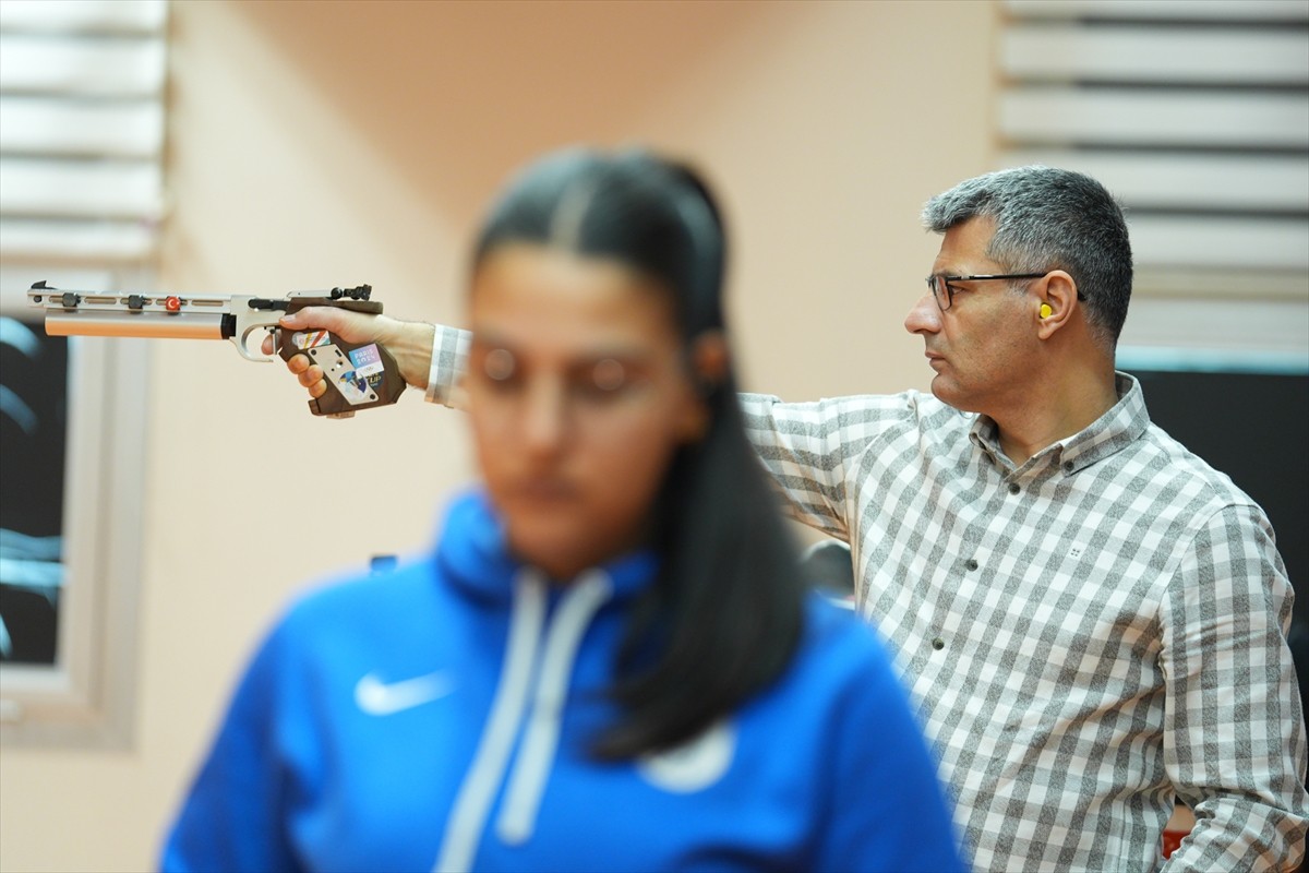 Türkiye'ye atıcılık branşında ilk olimpiyat madalyasını kazandıran Yusuf Dikeç ve Şevval İlayda...