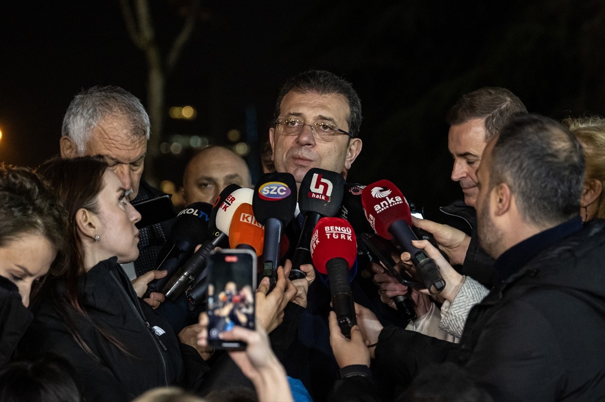 Türkiye Belediyeler Birliği (TBB) ve İstanbul Büyükşehir Belediye Başkanı Ekrem İmamoğlu (ortada)...