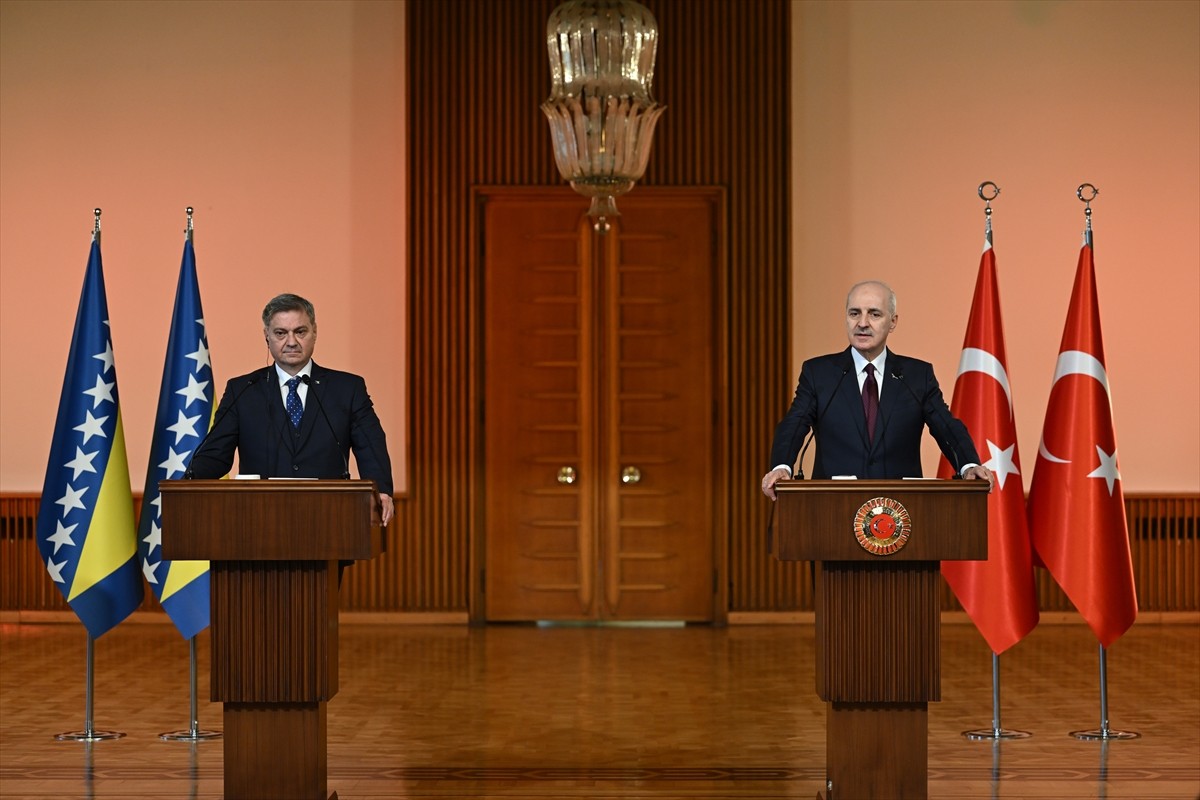 Türkiye Büyük Millet Meclisi (TBMM) Başkanı Numan Kurtulmuş (sağda), Bosna Hersek Temsilciler...