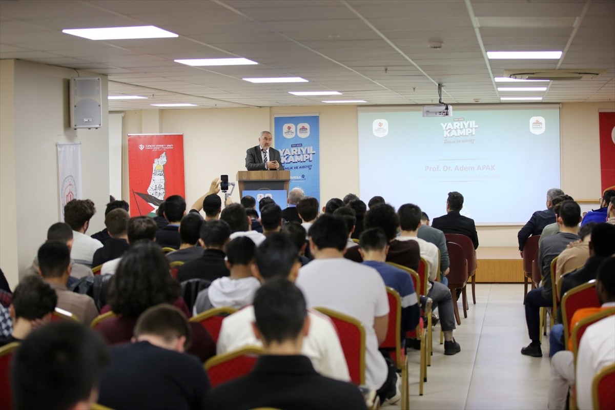 Türkiye Diyanet Vakfınca (TDV) burslu öğrencilere yönelik düzenlenen 2025 yarıyıl kampı sürüyor....