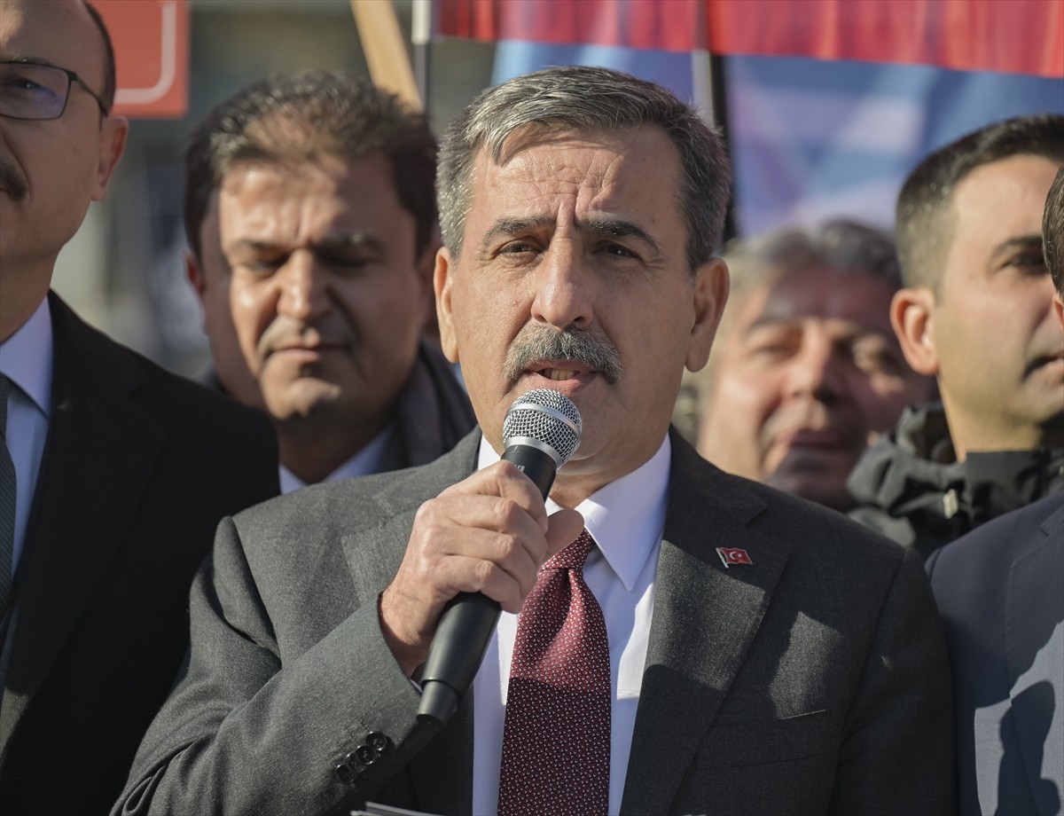 Türkiye Kamu-Sen Genel Başkanı Önder Kahveci (fotoğrafta), beraberindeki konfederasyon üyeleriyle...