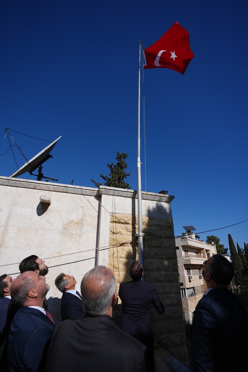 Türkiye’nin Halep Başkonsolosluğu, göndere çekilen Türk bayrağıyla, 12 yıl aradan sonra yeniden...