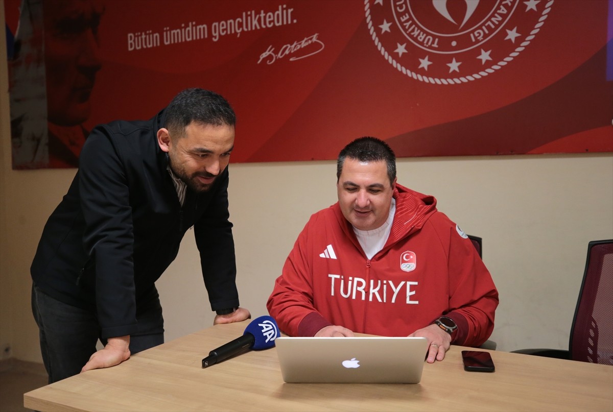 Türkiye Okçuluk Milli Takımlar Teknik Direktörü Yusuf Göktuğ Ergin (sağda), Anadolu Ajansının (AA)...