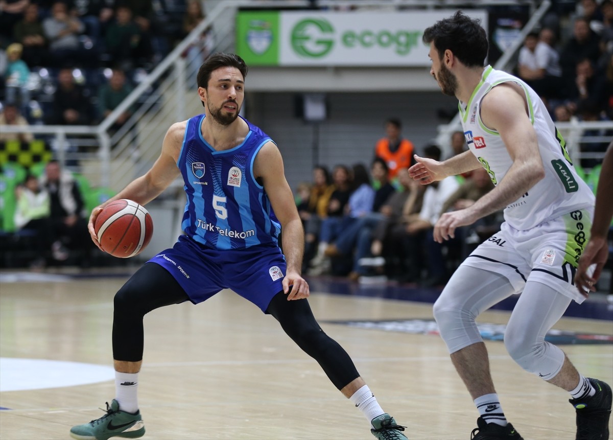 Türkiye Sigorta Basketbol Süper Ligi'nin 13. hafta maçında, Yukatel Merkezefendi Belediyesi Basket...