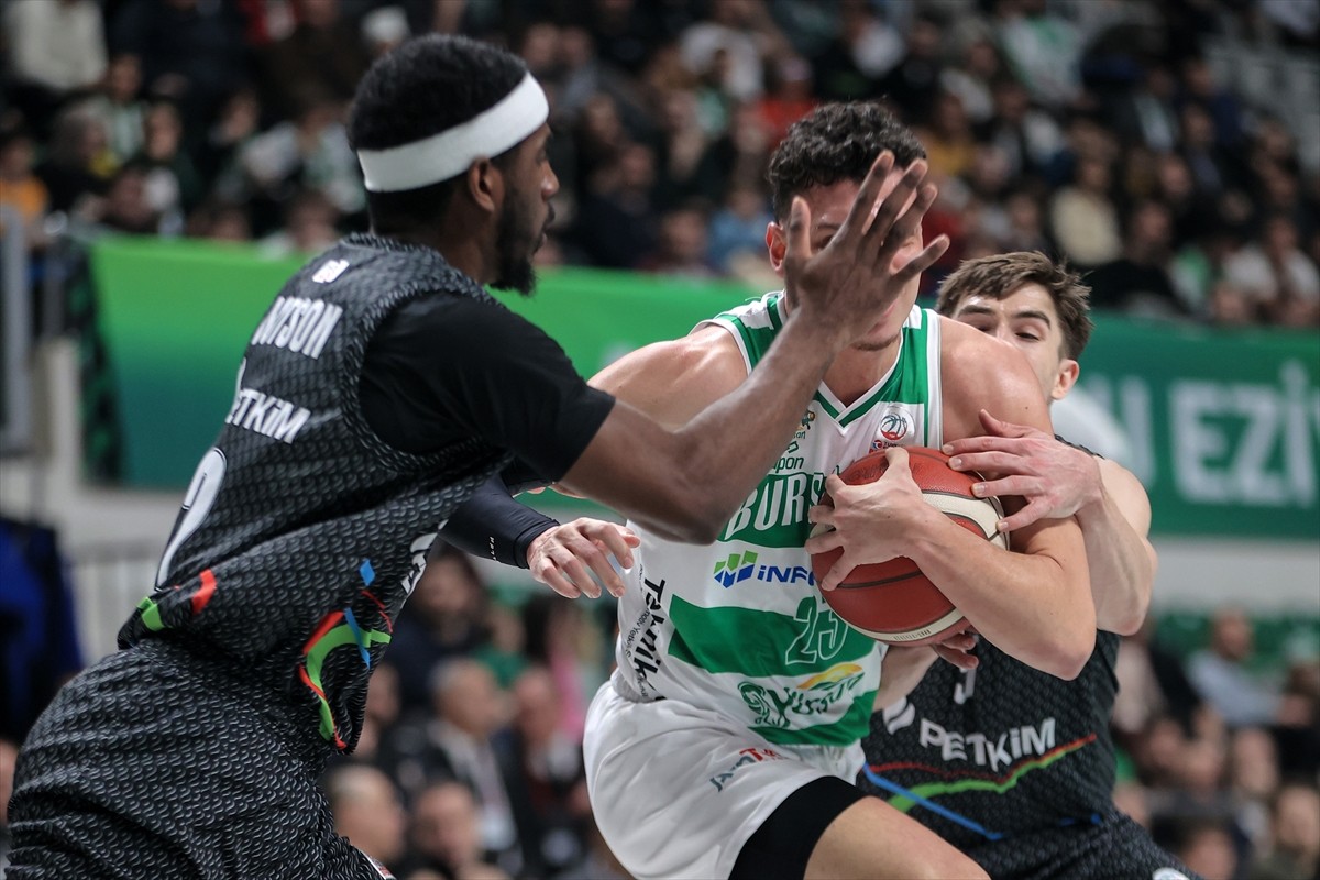 Türkiye Sigorta Basketbol Süper Ligi'nin 15. hafta maçında Bursaspor Yörsan ile Aliağa Petkimspor...