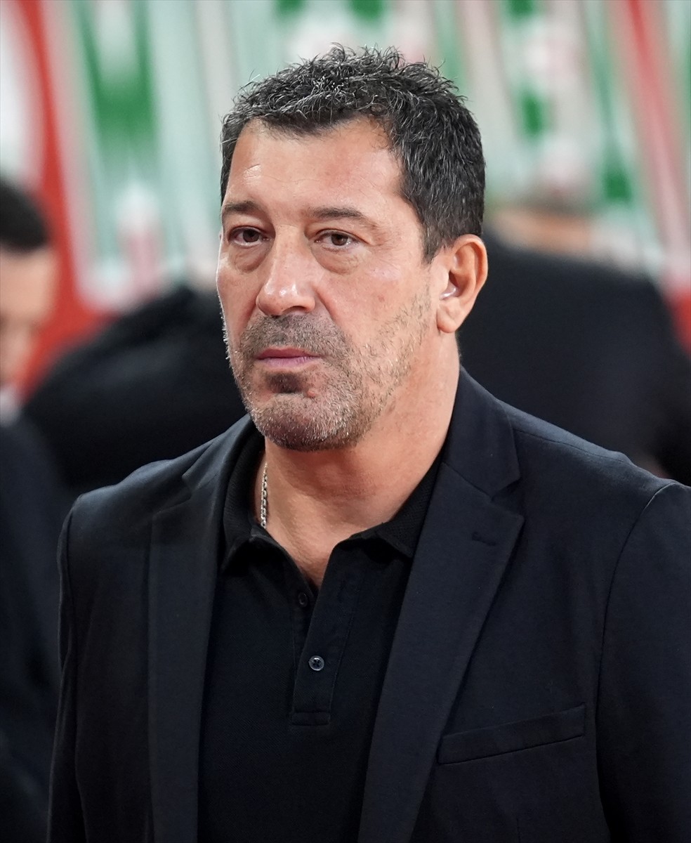 Türkiye Sigorta Basketbol Süper Ligi ekiplerinden Karşıyaka'da başantrenör Ufuk Sarıca, Basketbol...