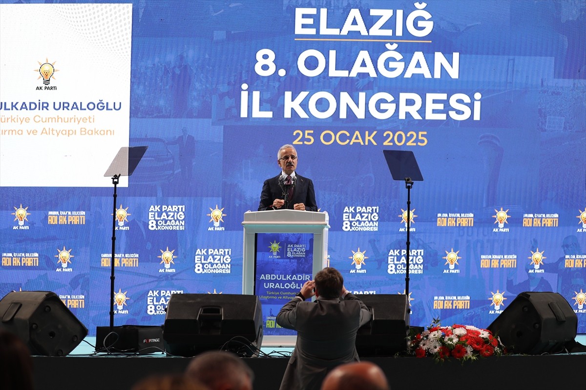 Ulaştırma ve Altyapı Bakanı Abdulkadir Uraloğlu, Ahmet Aytar Spor Salonu'nda düzenlenen AK Parti...