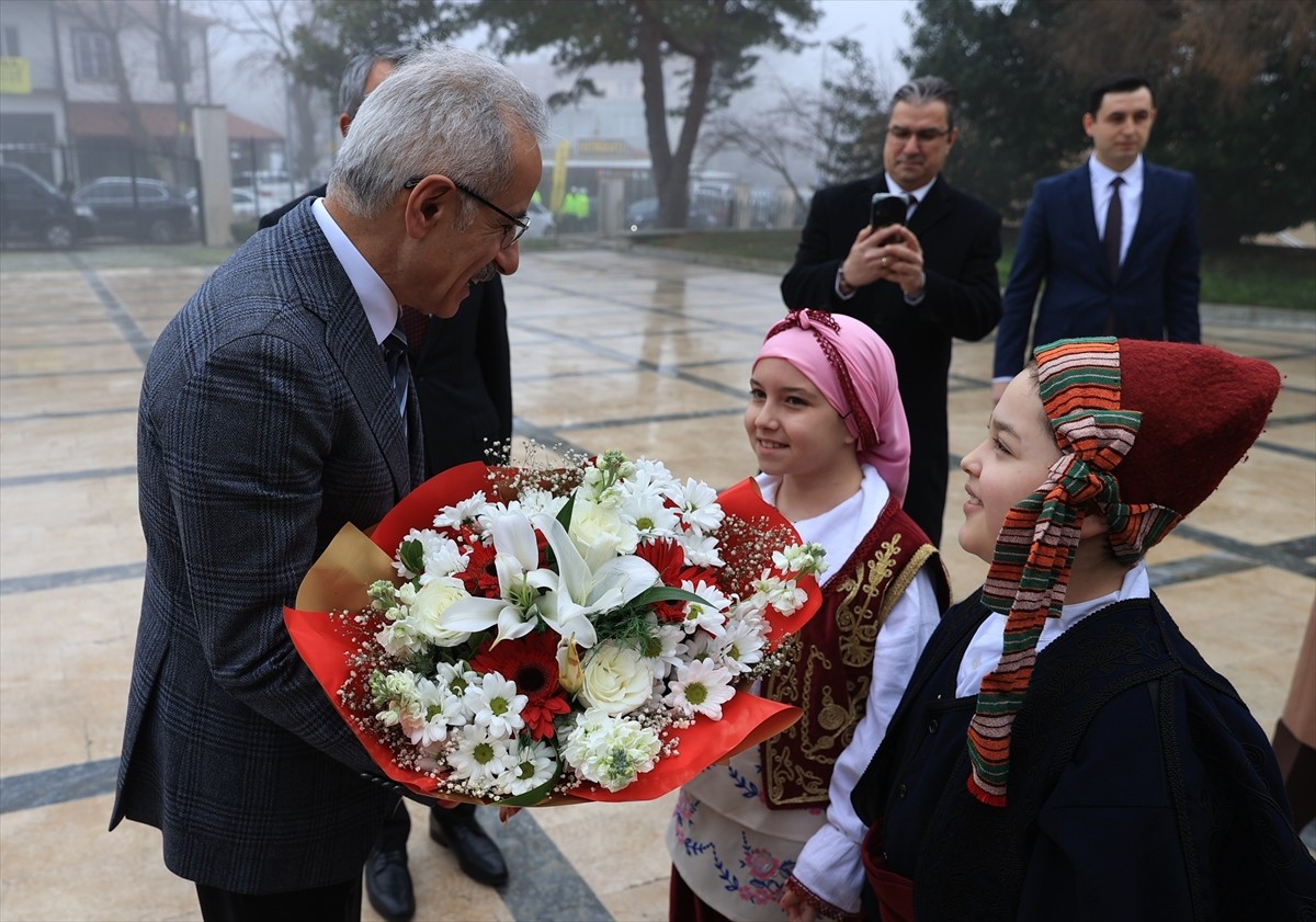 Ulaştırma ve Altyapı Bakanı Abdulkadir Uraloğlu, Edirne Valiliğine ziyarette bulundu. Bakan...