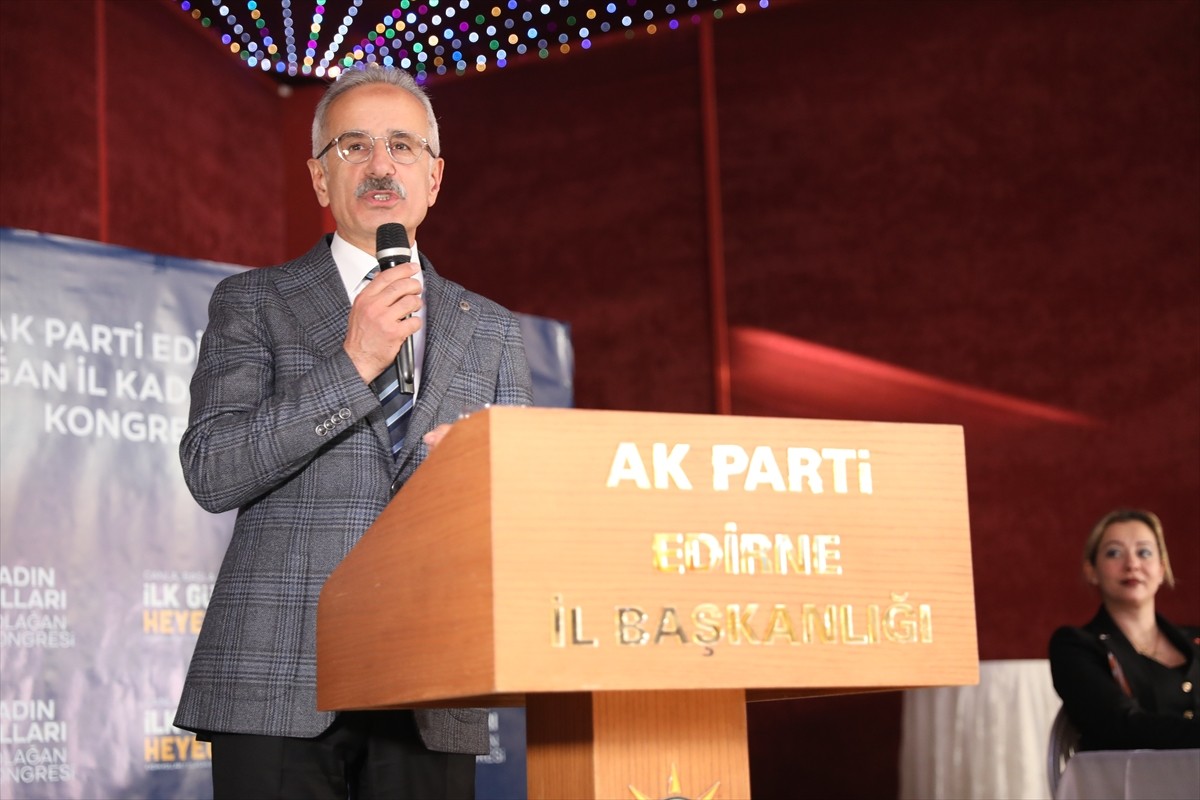 Ulaştırma ve Altyapı Bakanı Abdulkadir Uraloğlu (sağ 2), Edirne'de bir düğün salonunda düzenlenen...