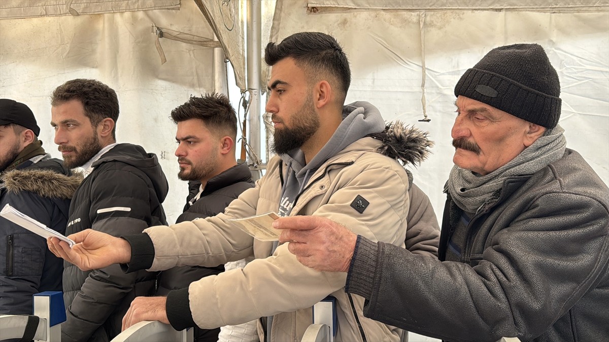 Ülkelerine dönmek isteyen Suriyelilerin Hatay'daki Cilvegözü Sınır Kapısı'ndan geçişleri devam...