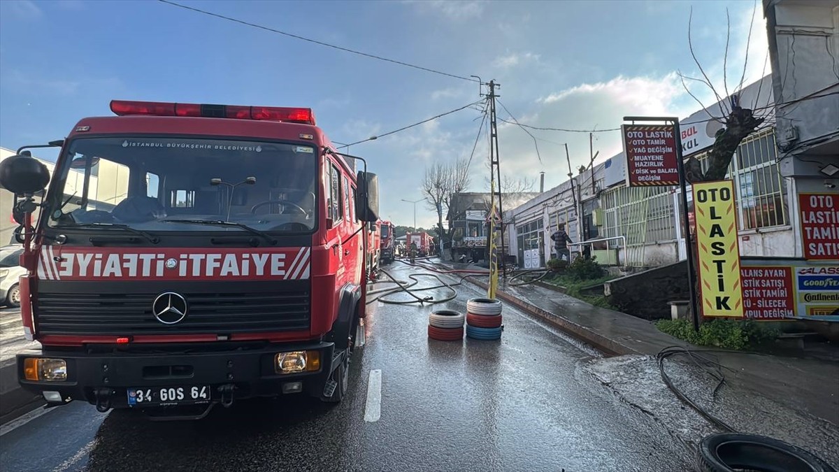 Ümraniye Hekimbaşı Mahallesi Küçüksu Caddesi'ndeki binanın çatısında, henüz belirlenemeyen nedenle...