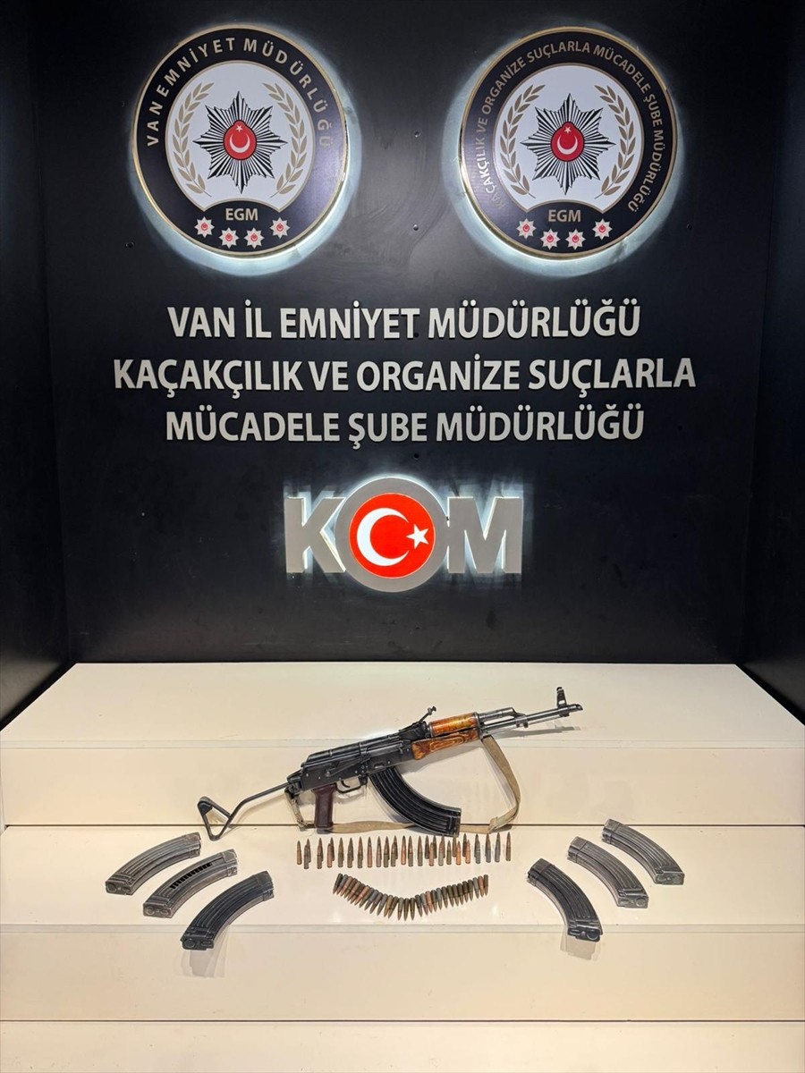 Van'da kaçakçılık operasyonlarında uzun namlulu silah ve çeşitli miktarda gümrük kaçağı malzeme...