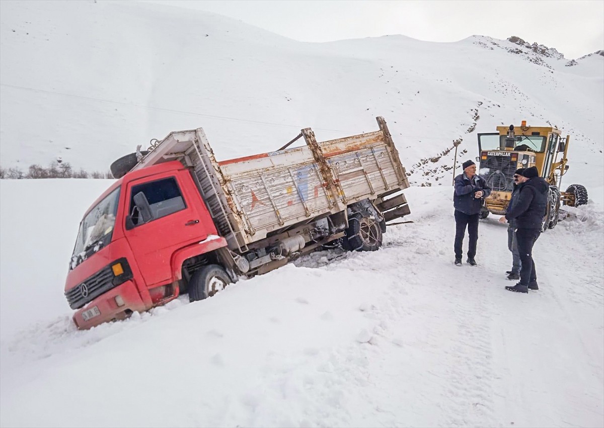 Van'da kar ve tipi nedeniyle kapanan 255 yerleşim yerinden 209'unun yolu açıldı. Ekipler, kapalı...