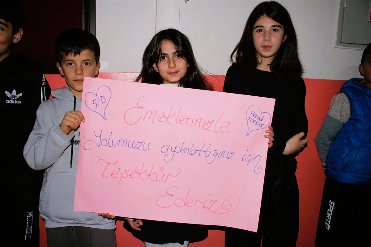 Van'da meslekte 43 yılını tamamlayan ve emekliliğe ayrılan okul müdürü Hamdi Toprak için görev...