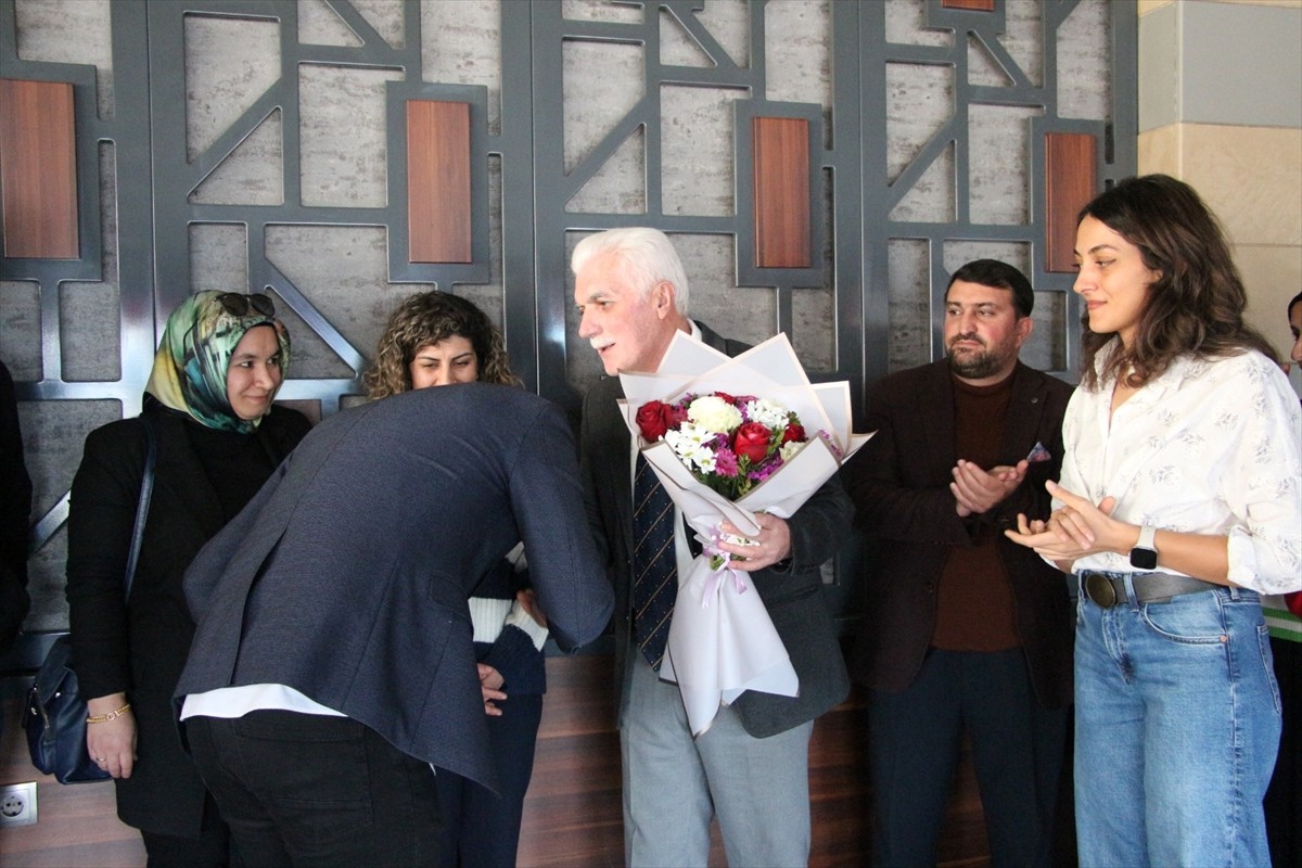 Van'da meslekte 43 yılını tamamlayan ve emekliliğe ayrılan okul müdürü Hamdi Toprak için görev...