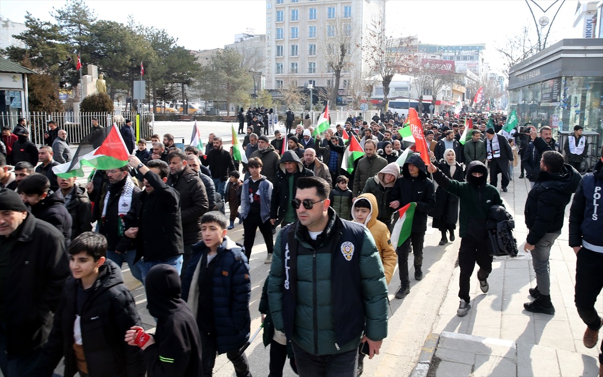 Van'da sivil toplum kuruluşları tarafından "Dünya Kudüs Haftası" etkinlikleri kapsamında yürüyüş...