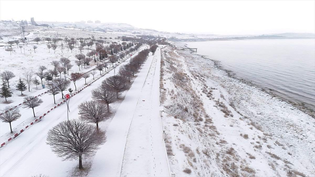 Van'ın Erciş ilçesinde kar yağışı etkili oldu. Beyaza bürünen ilçe merkezi dronla...