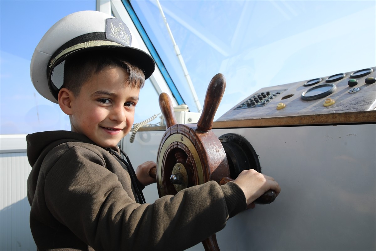 Van'ın Erciş ilçesinde okuma ve yazmayı öğrenen birinci sınıf öğrencileri, öğretmenlerinin Van...
