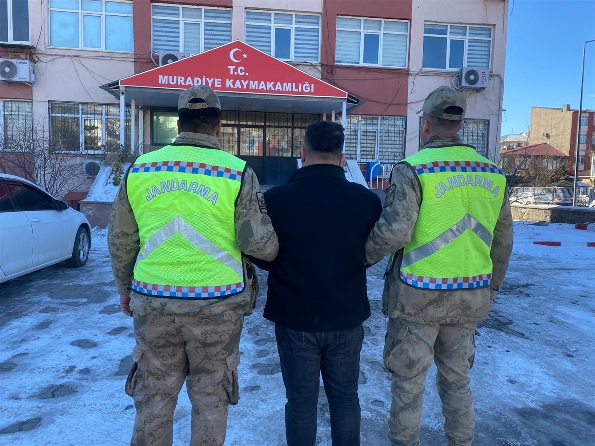 Van'ın Muradiye ilçesinde 10 düzensiz göçmen yakalandı, 1 şüpheli tutuklandı. 