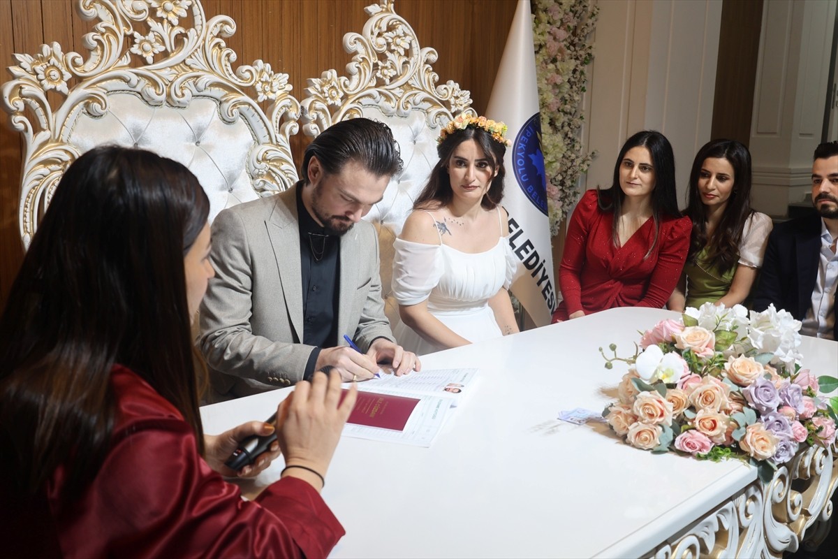 Van'ın Tuşba ilçesinde evlenme kararı alan ancak ailelerinin sağlık sorunları nedeniyle...