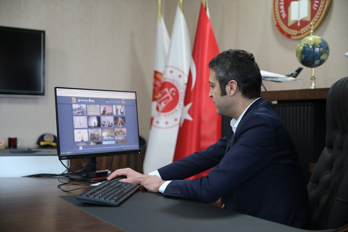 Van Cumhuriyet Başsavcısı Harun Karahan, Anadolu Ajansının (AA) "Yılın Kareleri" oylamasına...