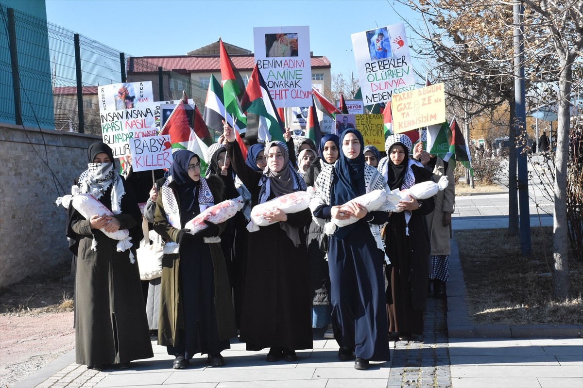  Van Yüzüncü Yıl Üniversitesindeki (YYÜ) sağlık çalışanları, akademisyenler ve öğrenciler...