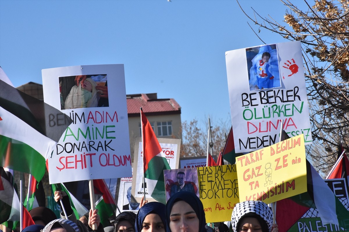  Van Yüzüncü Yıl Üniversitesindeki (YYÜ) sağlık çalışanları, akademisyenler ve öğrenciler...