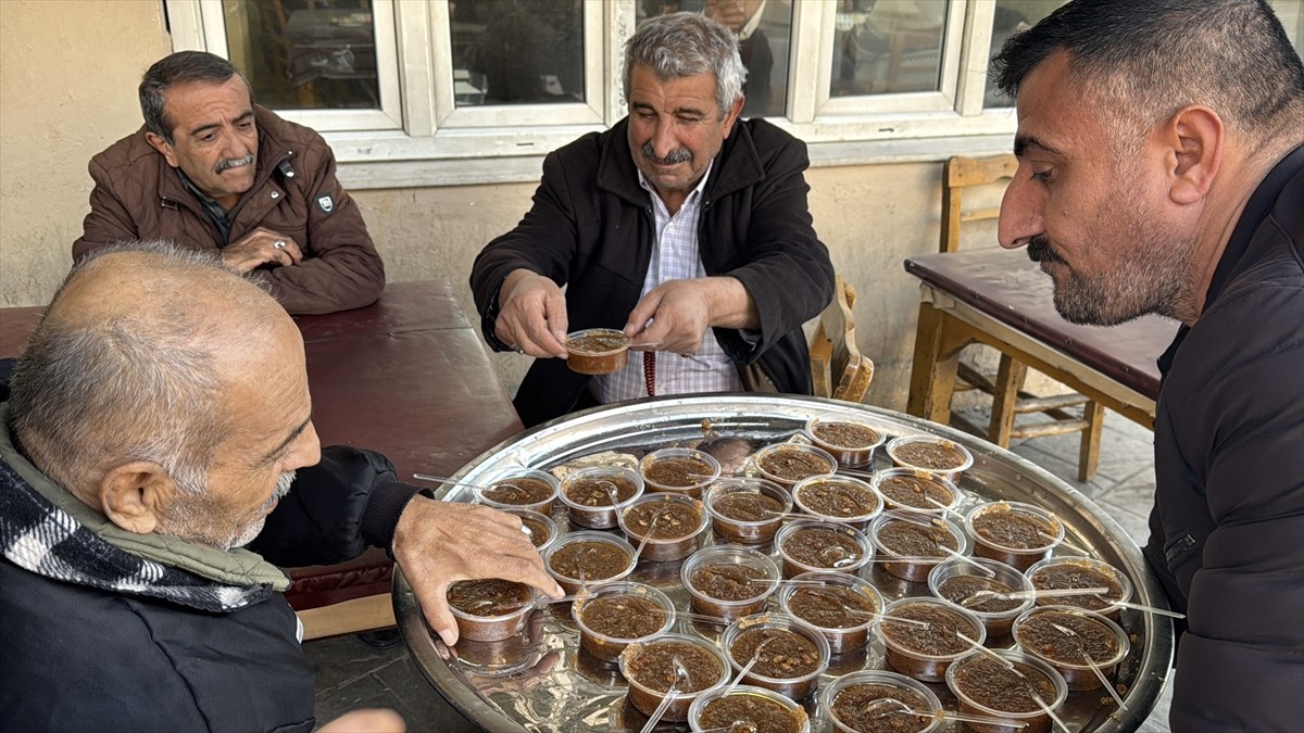 Vefat eden sanatçı Ferdi Tayfur'un çocukluk yıllarının geçtiği Adana'daki mahallede yaşayan...