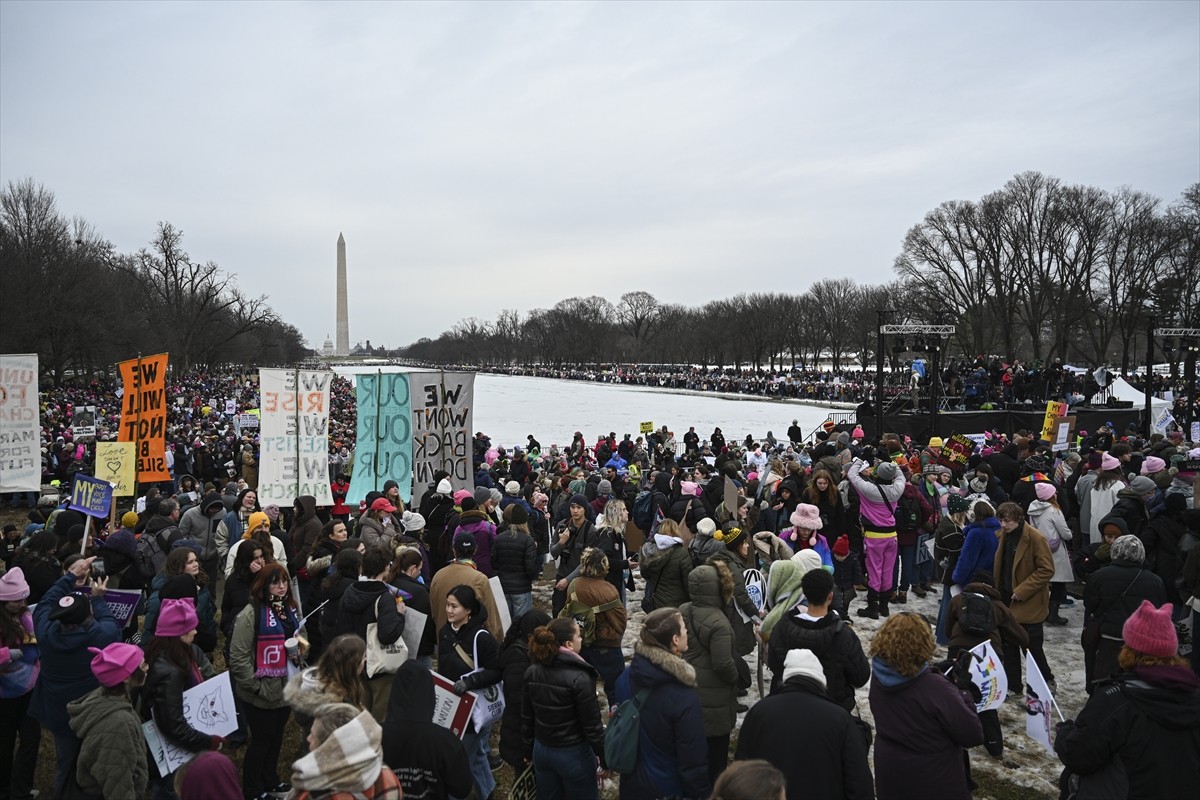 Washington'da toplanan binlerce gösterici, 20 Ocak Pazartesi günü göreve başlayacak olan ABD'nin...